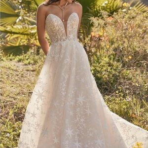 Allure Bridals - Madison James “Kozma” Wedding Dress, New and unworn Size 8